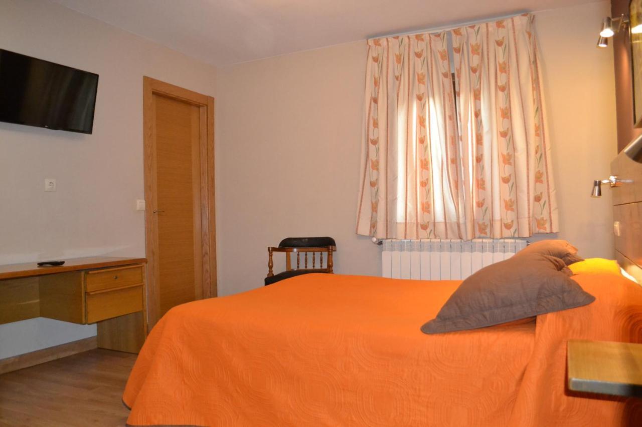 Hostal Aribel Longinos Cercedilla Exterior photo